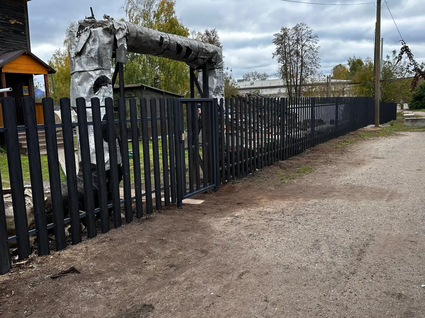 Забор из евроштакетника 63м Черное Дерево 3D Принтек фото 5 в Твери