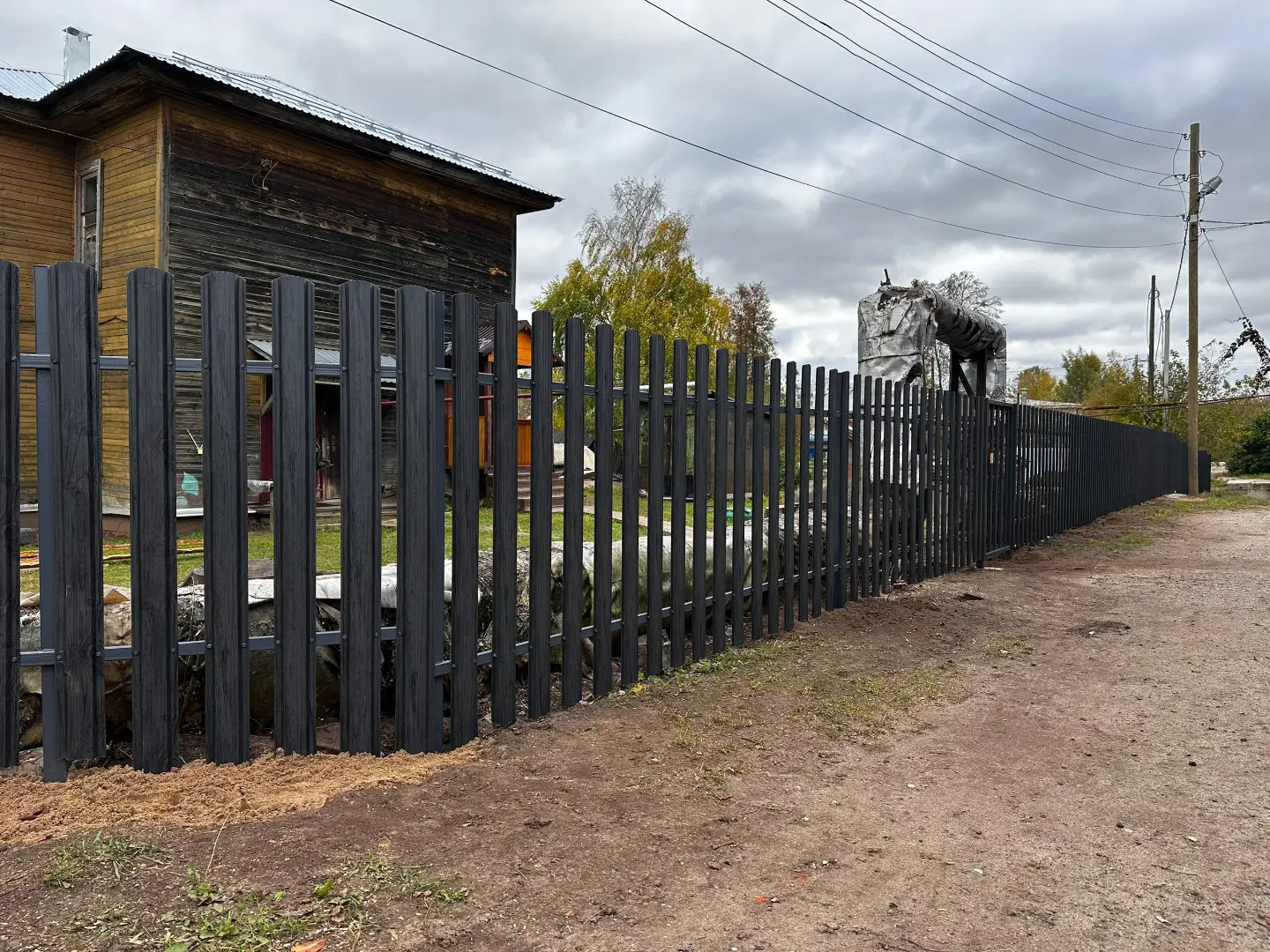 Забор из евроштакетника 63м Черное Дерево 3D Принтек фото 1 в Твери