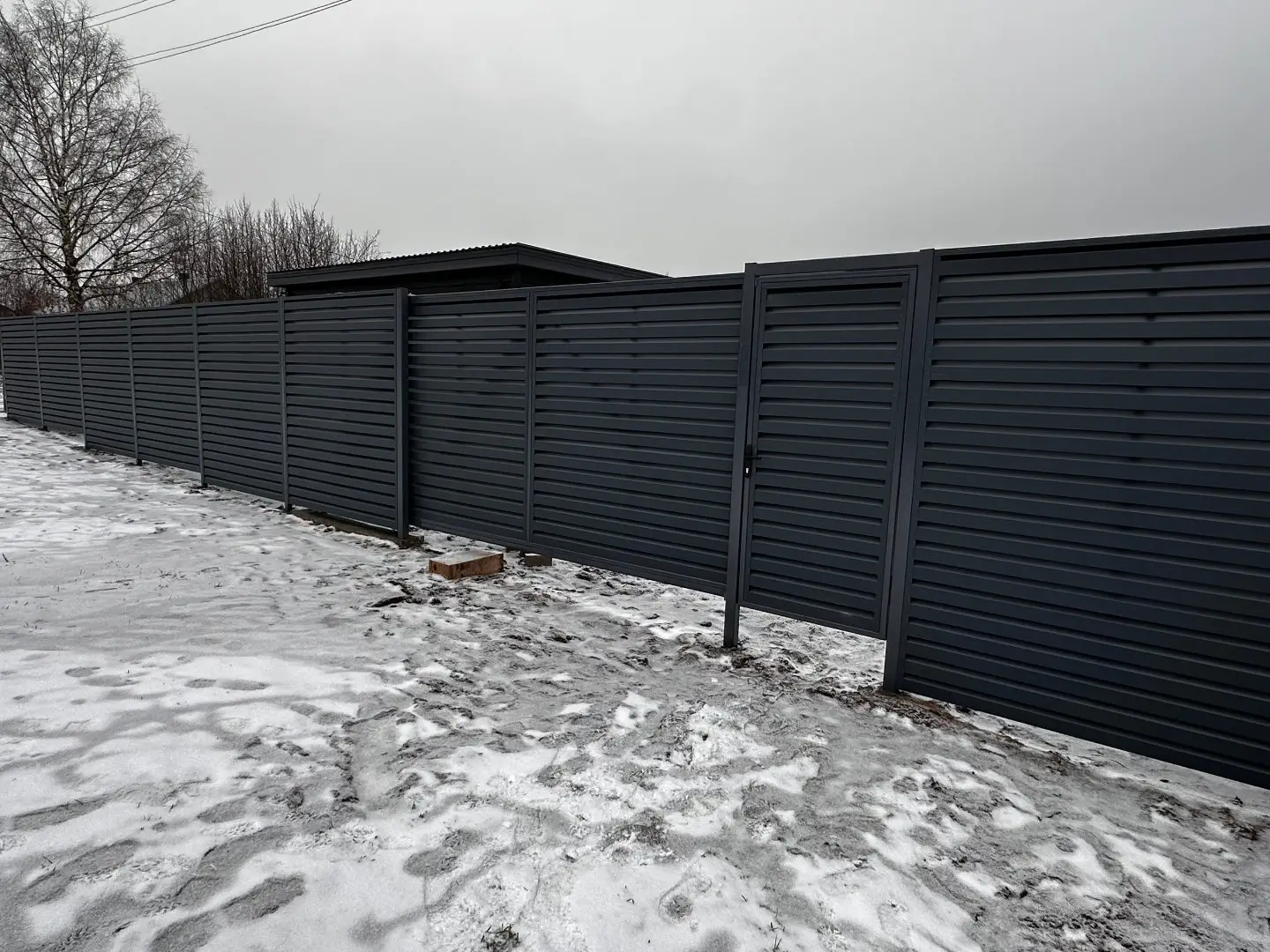 Забор-жалюзи из ламелей Хай-Тек 20м RAL7024/7024 Серый Графит двусторонний МАТТЕ фото 4 в Твери