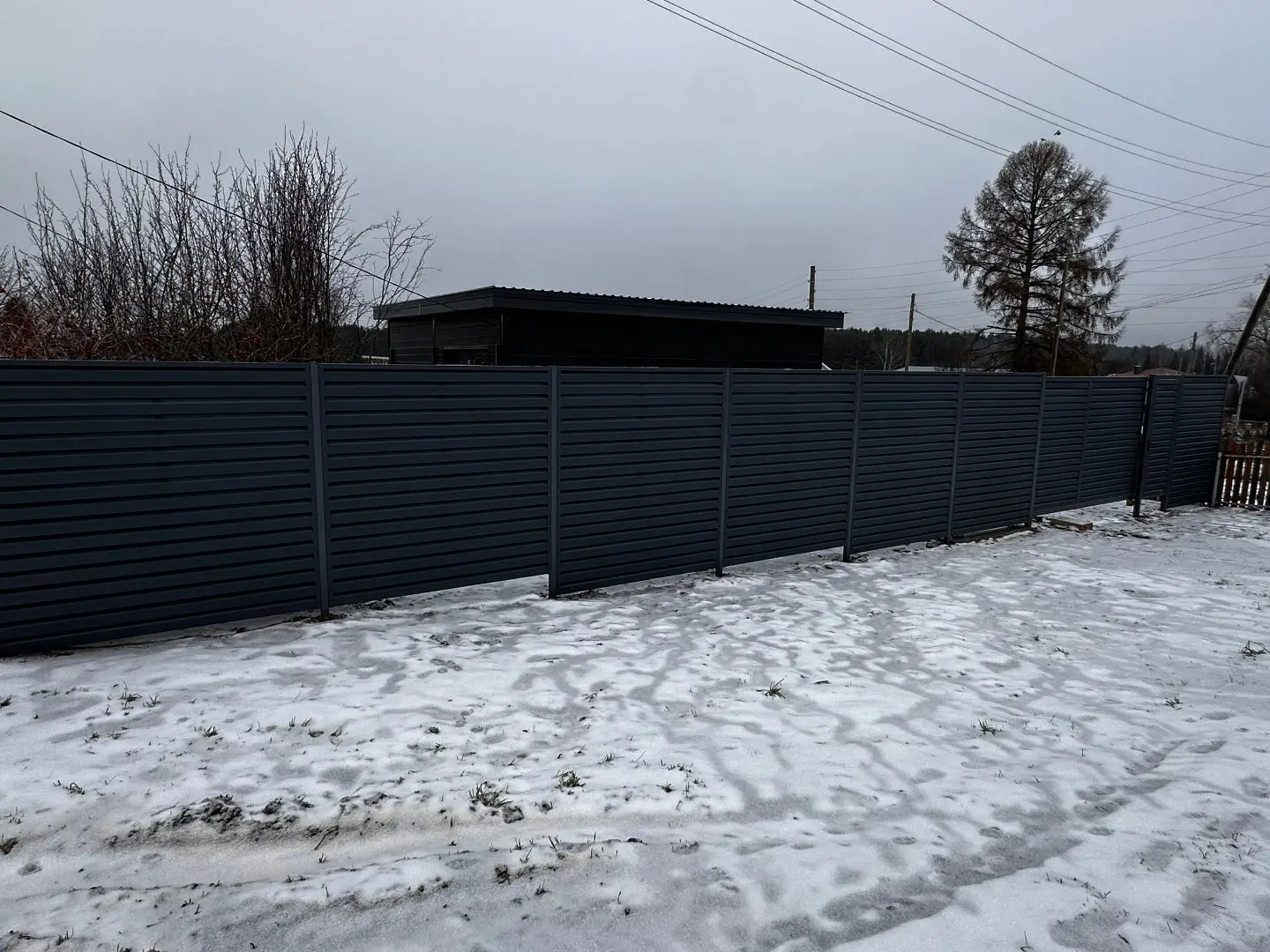 Забор-жалюзи из ламелей Хай-Тек 20м RAL7024/7024 Серый Графит двусторонний МАТТЕ фото 3 в Твери