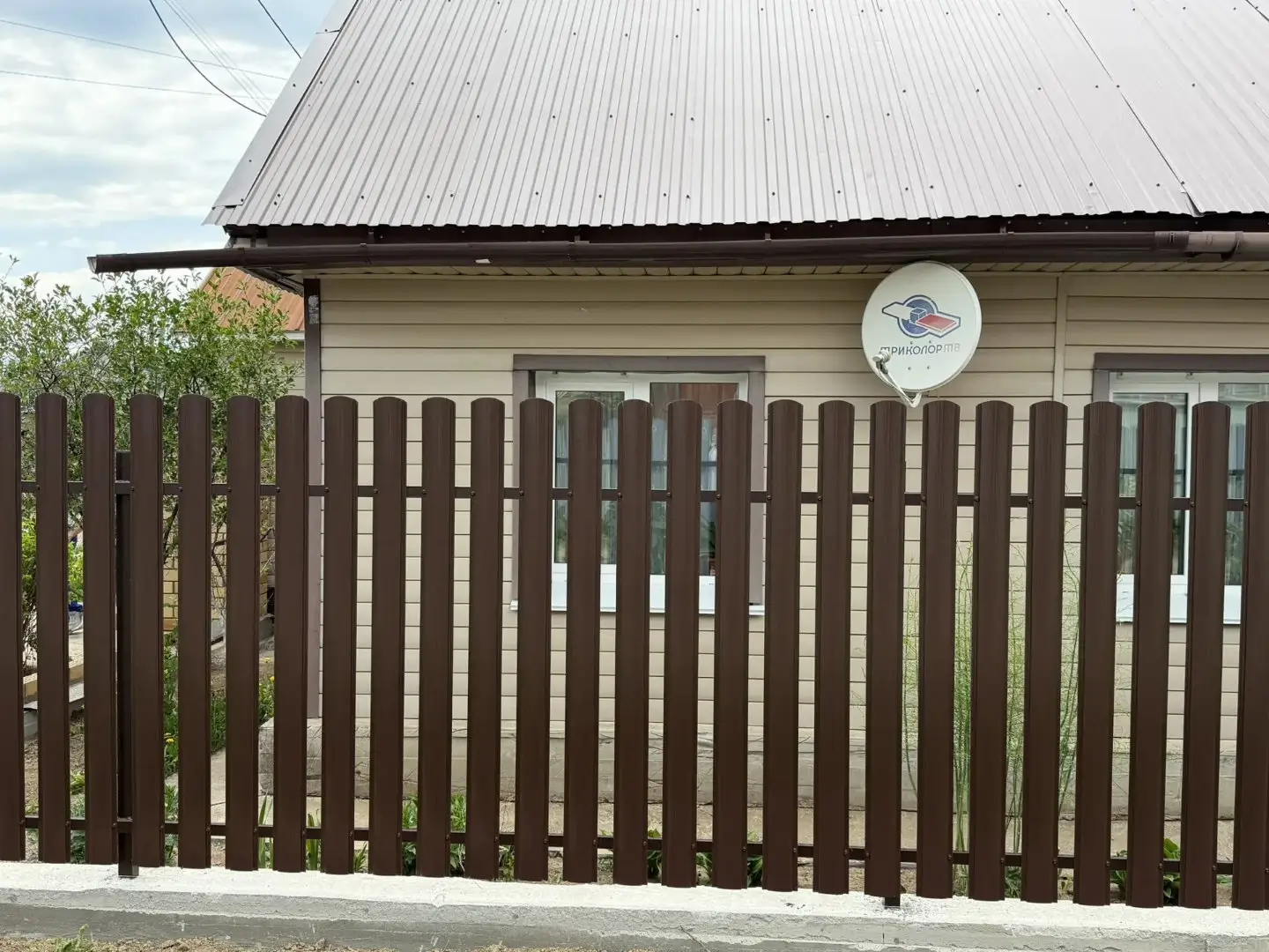 Комбинированный забор из ламелей ЭКО-Z-US и евроштакетника 18м RAL8017 Шоколад МАТТЕ, Полиэстер фото 3 в Твери